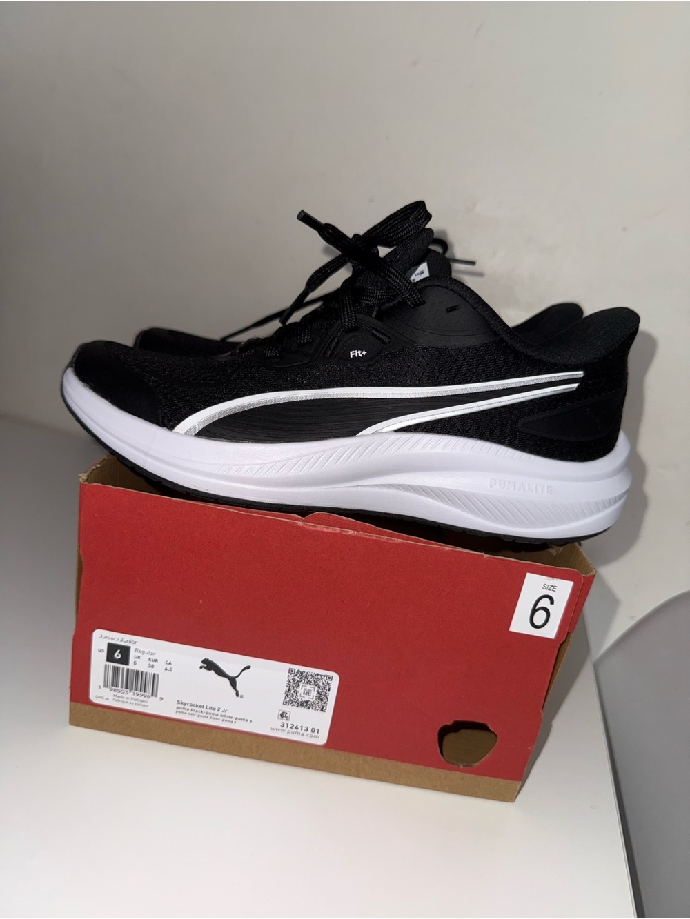 New Kids Puma Shoes size 6